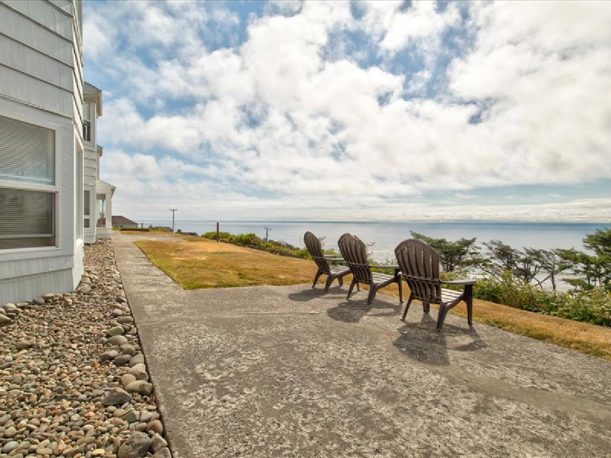 Exterior View - Ester Lee Oceanview Inn