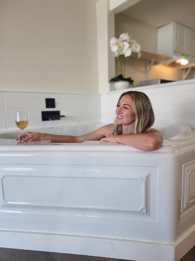 Bathtub - Seagull Beachfront Inn