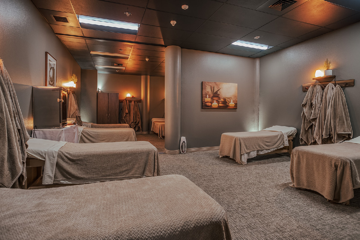 Guestroom - Bonneville Hot Springs Resort And Spa