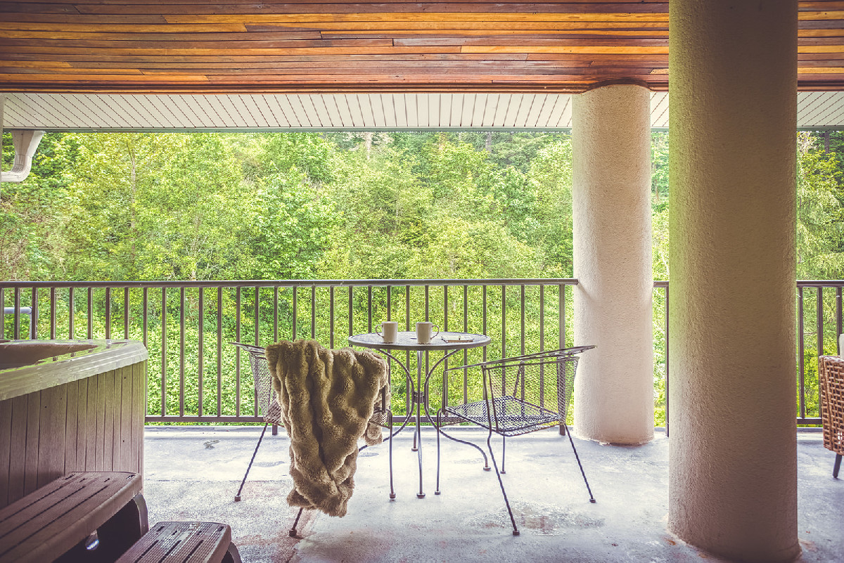 Balcony - Bonneville Hot Springs Resort And Spa