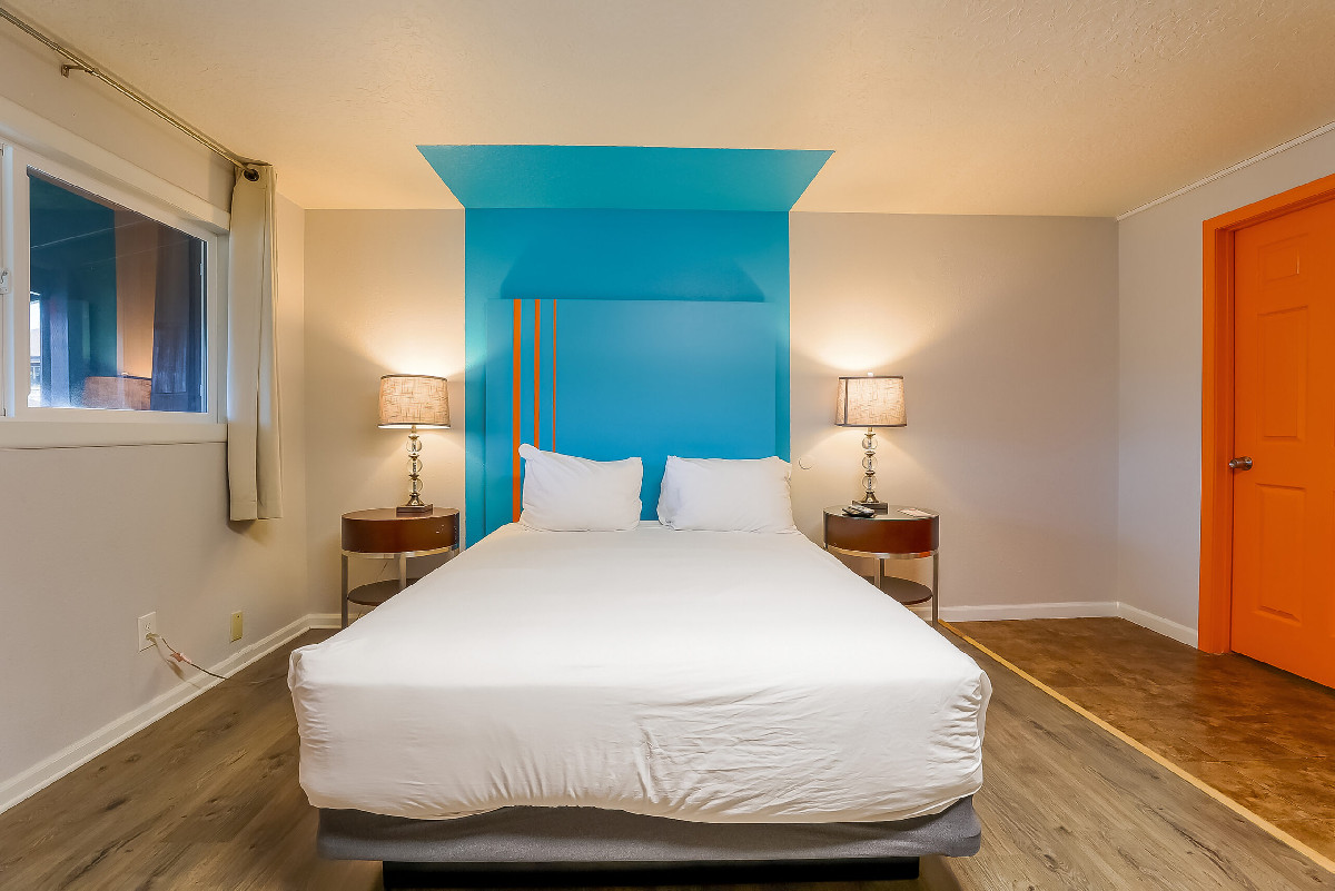Guestroom - Coast River Inn